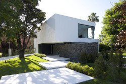 Entrance-Garden-Lawn-Contemporary-Home-Pilar