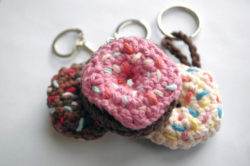 crocheted-donuts-keychain