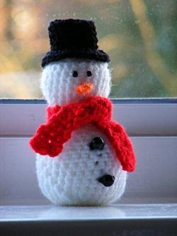 crochet_snowman_by_c1a2t345-d37rp0f