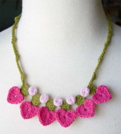 crochet_pink_heart_necklace_by_meekssandygirl