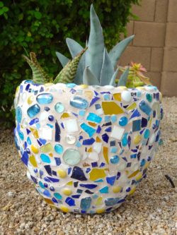 c9289b618d9019cc556dbb811684054d--mosaic-planters-mosaic-flower-pots