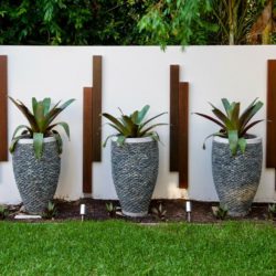 Modern-landscaping-with-stones-Flowerpot-stylishly-decorated
