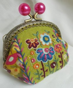 c39b2eccecdf3240e2e67b51318e911c--small-purses-embroidered-flowers