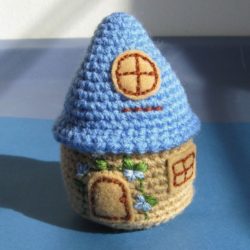 e8b1d5eeeff7195d7c6f34e23d72ba57--little-houses-cute-crochet