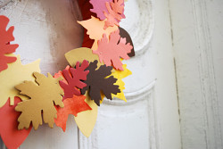 paper-and-fabric-leaf-fall-wreath_2
