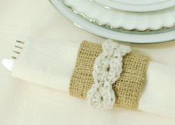 crochet-napkin-rings-with-burlap-4