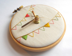 2-embroideryhoopclock