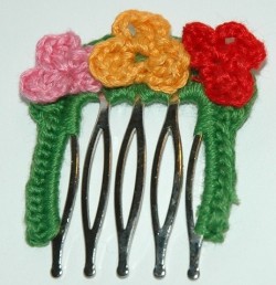 spring_hair_comb_crochet_with_green_trim_and_tiny_colorful_flowers_12171a73