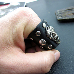 100-Genuine-Leather-Fashion-Jewelry-Rings-For-Men-And-Women-Punk-Black-Leather-Ring-Vintage-Armor