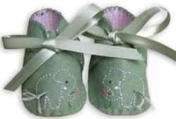 baby-ellie-crib-shoes