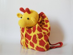 giraffe-crochet-backpack