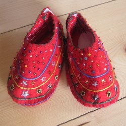 red_embroidered_baby_shoes_7e6fee4d