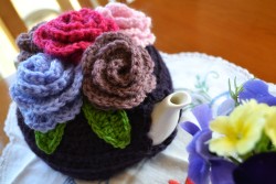 rosy-crochet-tea-cosy-10