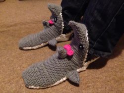 crocheted_tsundere_shark_socks_by_tombraiderkuchen-d8fpvvk