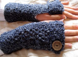 Free-Crochet-Pattern-for-Fingerless-Gloves
