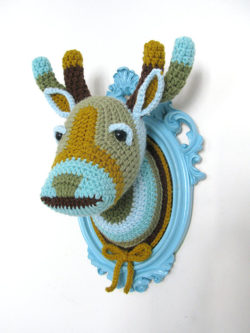crochet-deer-head-taxidermy-ManafkaMina