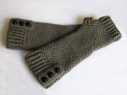 crochet-fingerless-gloves-with-button-flap