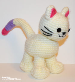 suzy-dias-crochet-white-cat1a
