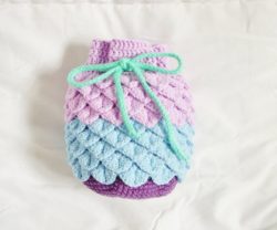 crocheted_kinchaku_drawstring_bag_by_okashiburochi-d7ez8z3 (1)