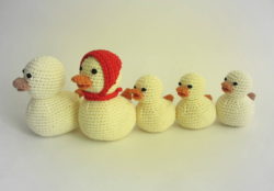 original_hand-crochet-rattle-mummy-duck-and-ducklings