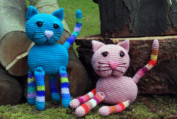 crochet-cats-with-stripy-legs