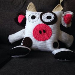 momo_the_wonderful-crochet-cow-pillow
