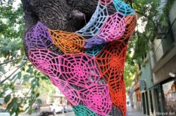 yarn-bombing-street-art-crocheting-buenos-aires-buenosairesstreetart.com_