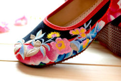 Old-Beijing-shoes-embroidered-shoes-high-buckle-retro-folk-style-shoes-shoes-women-slope-documentary