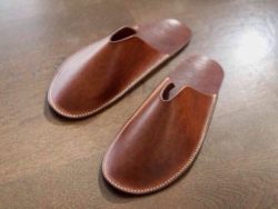 524249910bdc6d4e06ed33805fc25cce--leather-slippers-leather-sandals