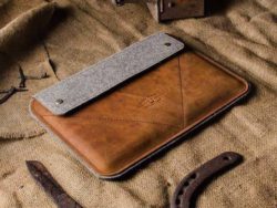 the_handmade_ipad_pro_leather_case_lets_you_carry_your_tablet_and_other_items_in_style_1