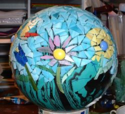 bowling-ball-mosaic-garden-art-ideas-15-700x639