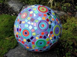 e145018f288381a9c1f705e809d483f6--garden-globes-mosaic-ideas