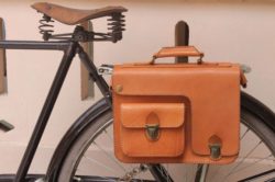 9a5ea6ece64aeb663fbb62df9f7fe71c--leather-bicycle-bicycle-bag