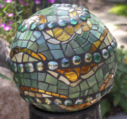 bowling-ball-mosaic-garden-art-ideas-4