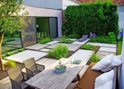 Minimalist-garden-design-with-vertical-garden