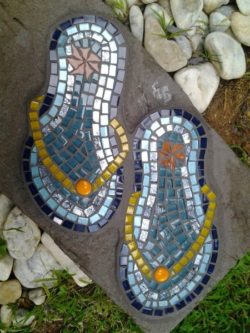 c294bbf1e5988d04cb20b907a1686e07--mosaic-stepping-stones-stone-mosaic