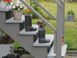 10flower-pots-on-stairs