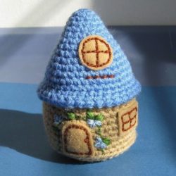 3d5c827b1a78d914c370269190d9a7af--little-houses-cute-crochet