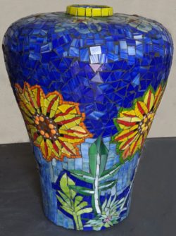 e00632447f6e42903359ab90e92f0f94--mosaic-pots-garden-mosaics