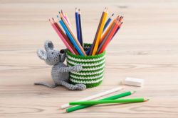 pencil-holders-themselves-make-crafting-ideas-with-crochet