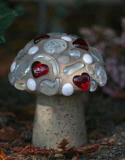 7861b5c578e13a45a8dae823676b5eb2--mushroom-art-mosaic-garden