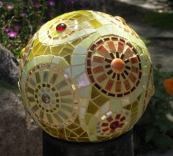 bowling-ball-mosaic-garden-art-ideas-3
