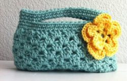 Easy-Crochet-Purse-With-Flower-e1483240718371