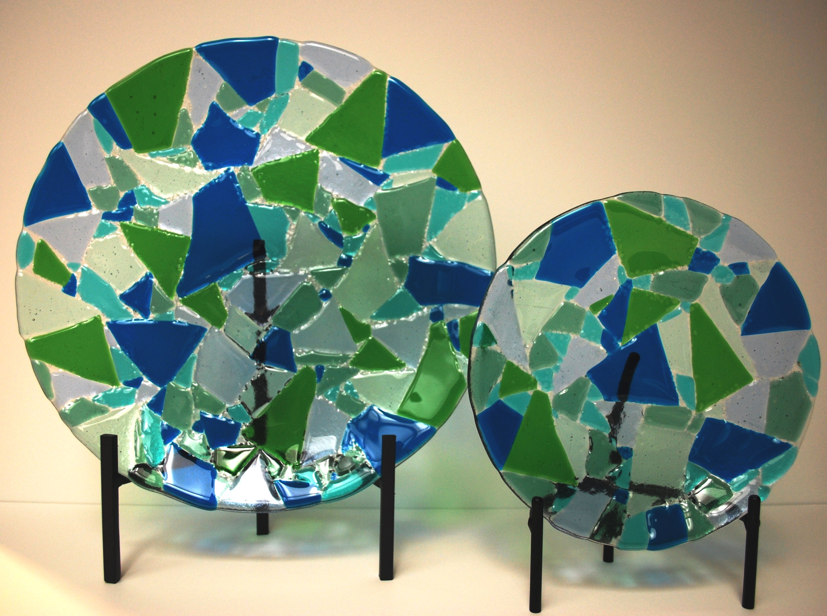 Broken-glass-mosaics-plate-set