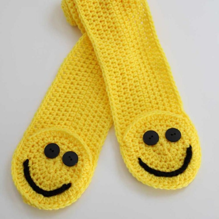 How-to-finish-a-crochet-scarf-Smiley-Pocket-scarf