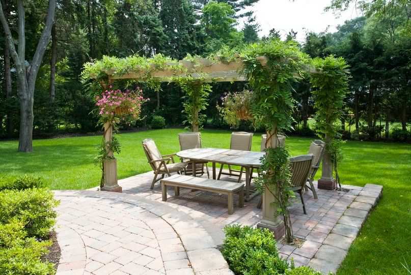 Decorating-Small-Garden-with-Climbing-Plants-and-Outdoor-Living-Room