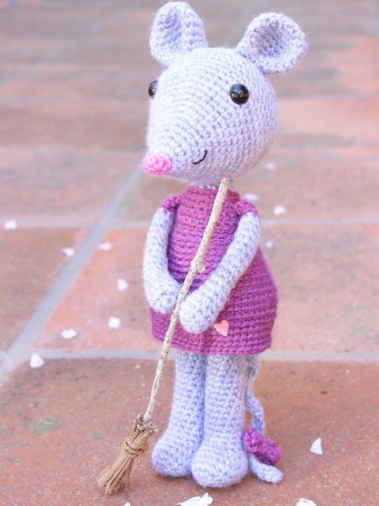 Mia-the-cute-mouse-amigurumi-crochet-pattern-by-Tremendu-1