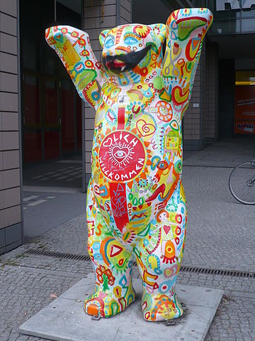 360px-Buddy_bear_Mitte_Rathauspassage_11310_AMA_fec_(11)