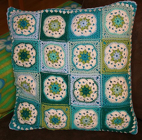 48a5201b293784fb299a733899408485--knitted-cushions-crochet-squares