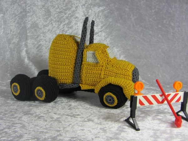 721a8c086e4f259ad0743d1a031d39e4--semi-trucks-crocheted-toys